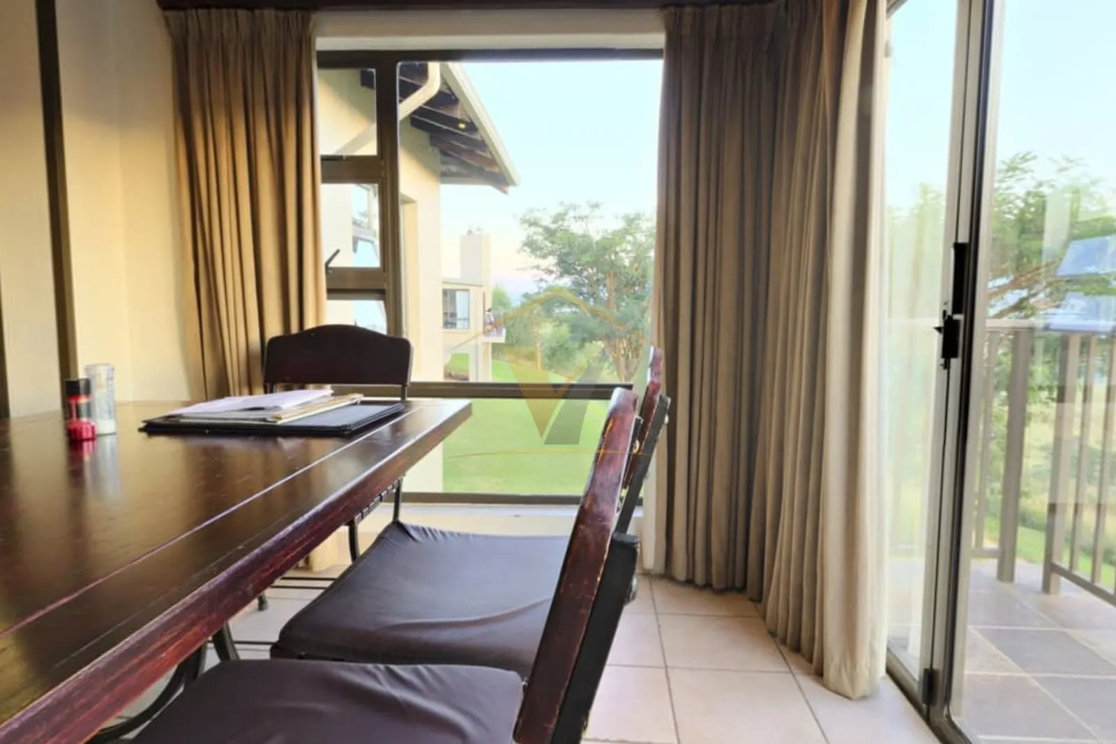 Apartamento con balcón y vista - foto 1